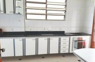 Casa a Venda no bairro Boqueirão em Santos – SP. 3 banheiros