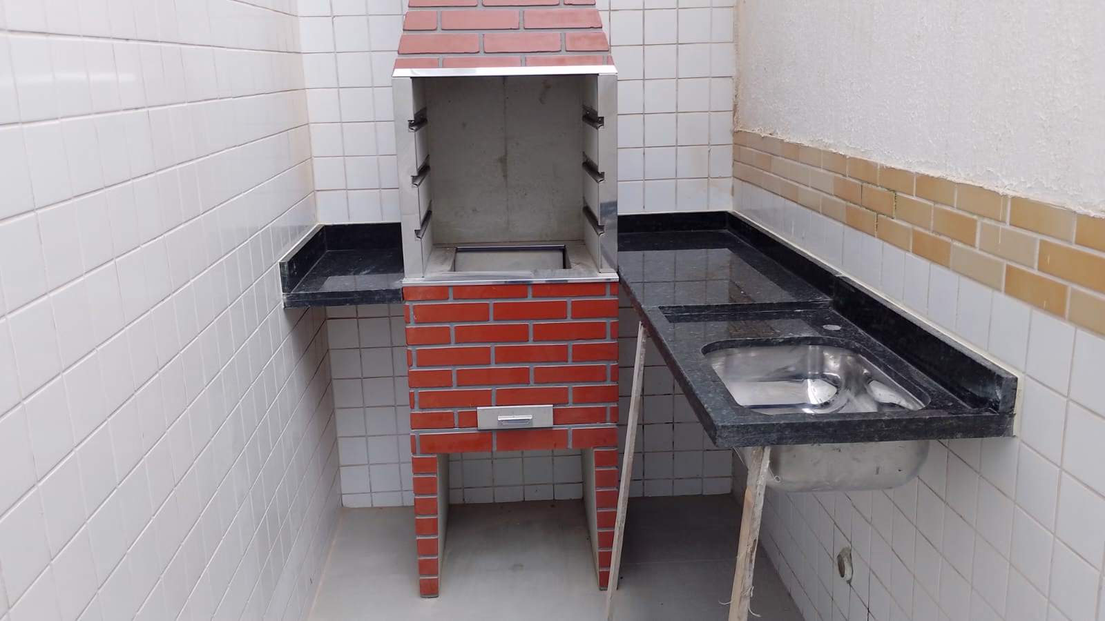 Sobrado novo com 3 dormitórios 1 suíte, 2 garagens fechada paralelas e quintal e churrasqueira - foto 52