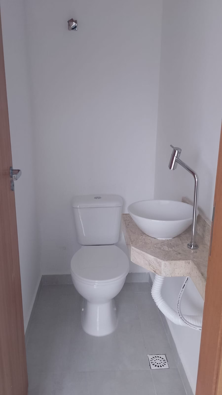 Sobrado FRENTE  novo com 3 dormitórios sendo 1 suíte com terraços ,2 garagens , quintal ,churrasqueira a Rua Lacerda Franco 107 - foto 44