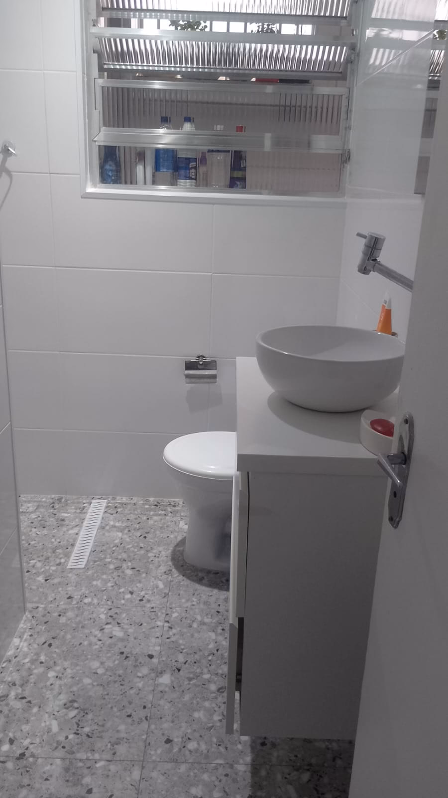 Apartamento Bairro do Gonzaga, 2 dormitorios, 1 suite , vazio ,1 quadra praia ,vista mar, garagem - foto 7